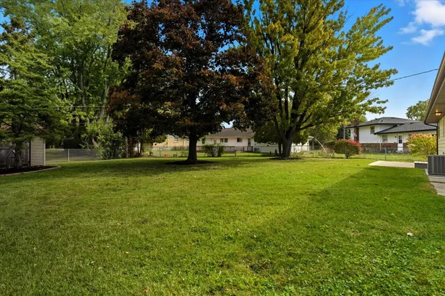 $1,850 | 2124 Burr Oak Lane, Lindenhurst, IL 60046