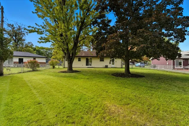 $1,850 | 2124 Burr Oak Lane, Lindenhurst, IL 60046