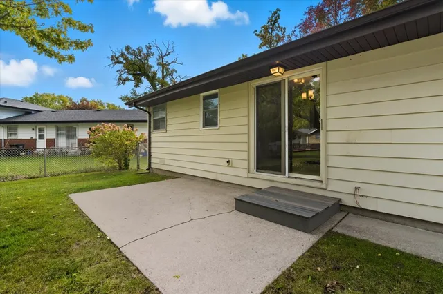 $1,850 | 2124 Burr Oak Lane, Lindenhurst, IL 60046