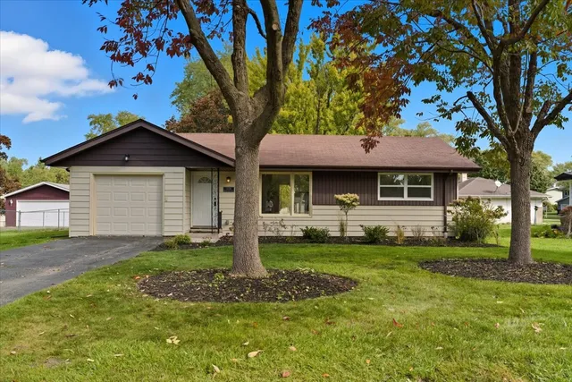 $1,850 | 2124 Burr Oak Lane, Lindenhurst, IL 60046