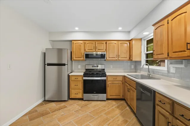 $1,850 | 2124 Burr Oak Lane, Lindenhurst, IL 60046