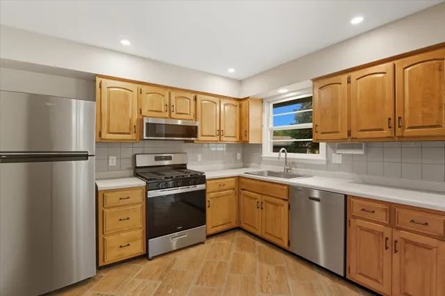 $1,850 | 2124 Burr Oak Lane, Lindenhurst, IL 60046