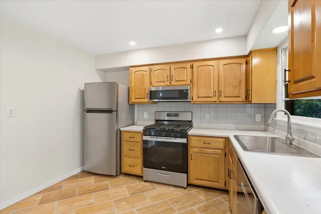 $1,850 | 2124 Burr Oak Lane, Lindenhurst, IL 60046