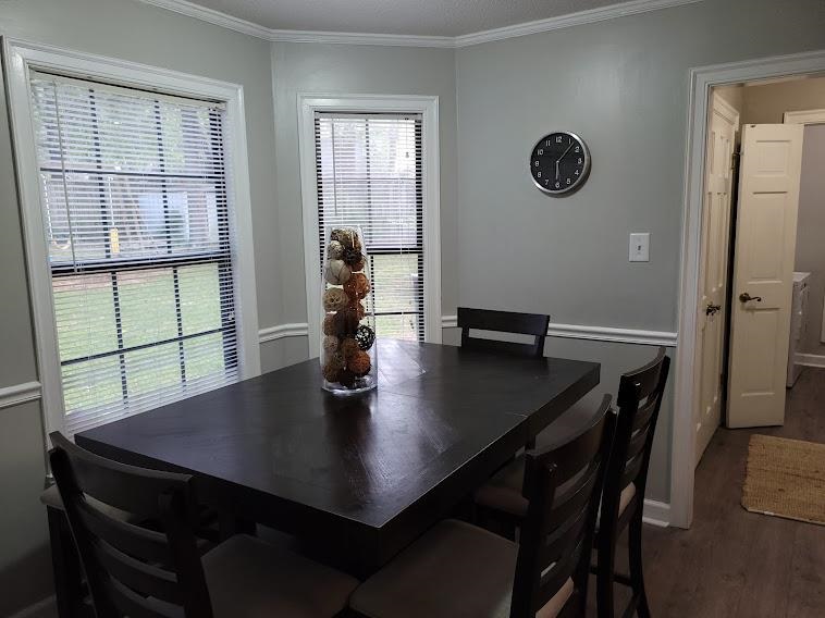 5285 Orangewood Road Memphis, TN 38134 - Photo 7 of 25 The breakfast rooms features a large picture window overlooking the backyard and also leads to the garage entry and laundry room.