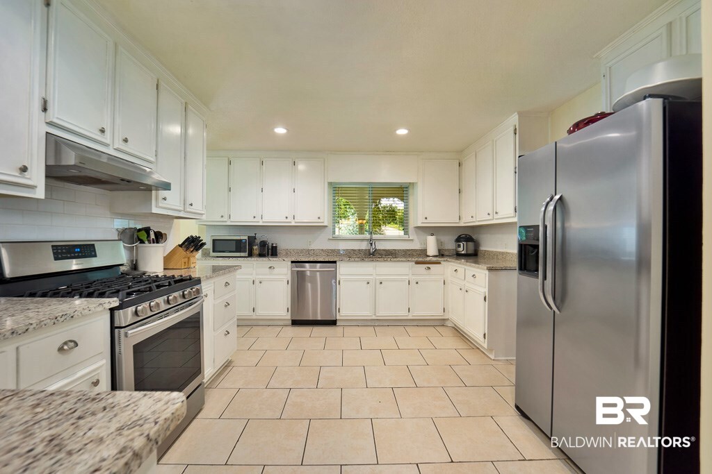 114 Spring Drive Fairhope, AL 36532 - Photo 8 of 23 Kitchen