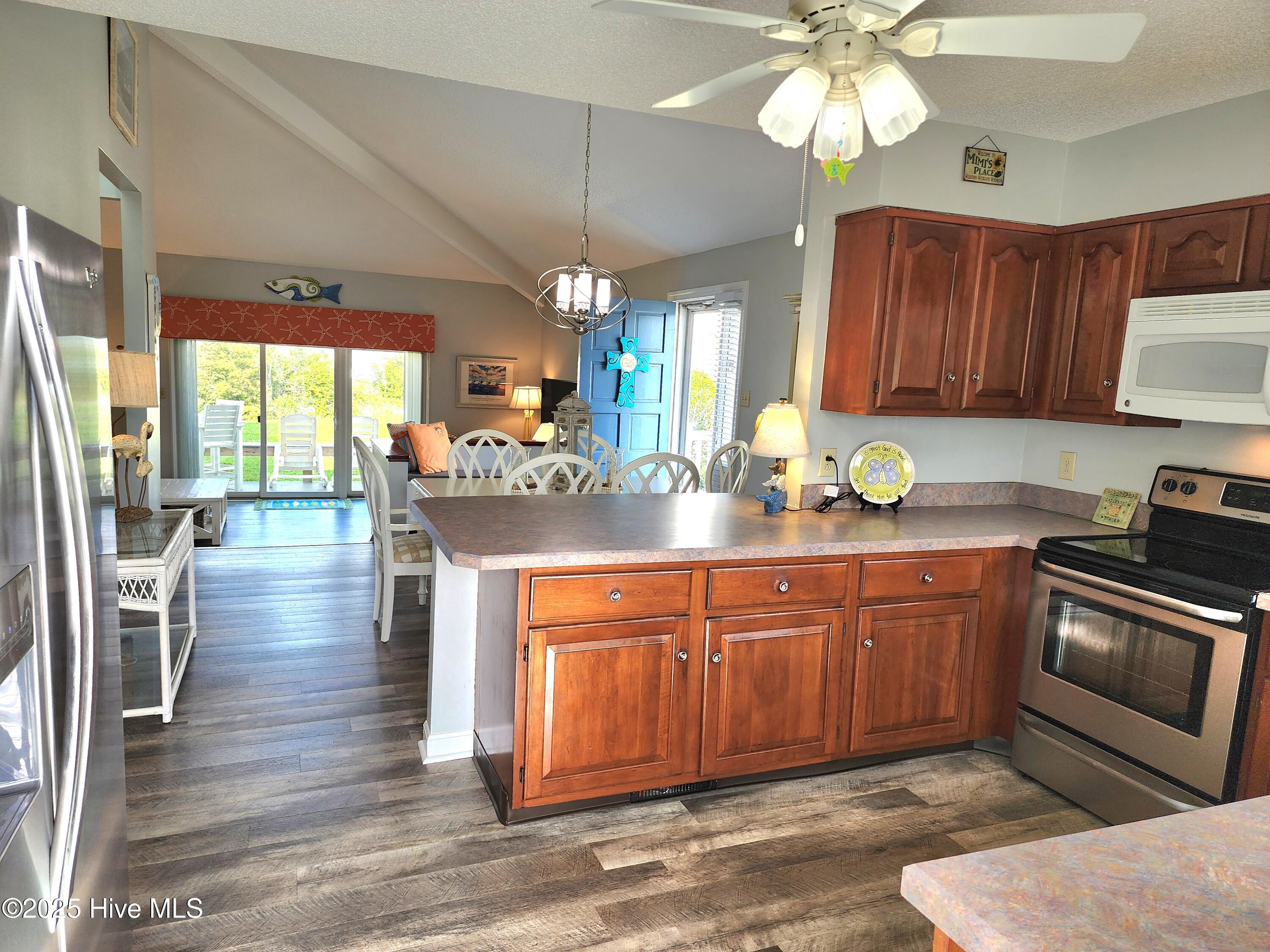 800 Country Club Road, Unit 36 Morehead City, NC 28557 - Photo 4 of 56 Kitchen 5