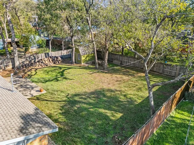 a view of a backyard