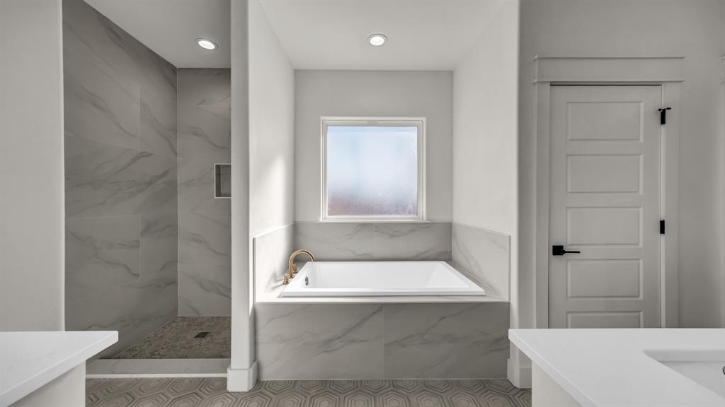 225 Jefferson Way Weatherford, TX 76088 - Photo 9 of 35 a bathroom with a tub a sink and a shower