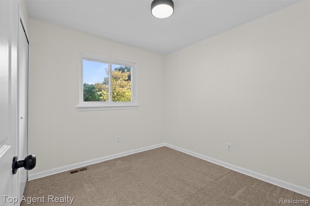 13738 Toepfer Road Warren, MI 48089 - Photo 15 of 47