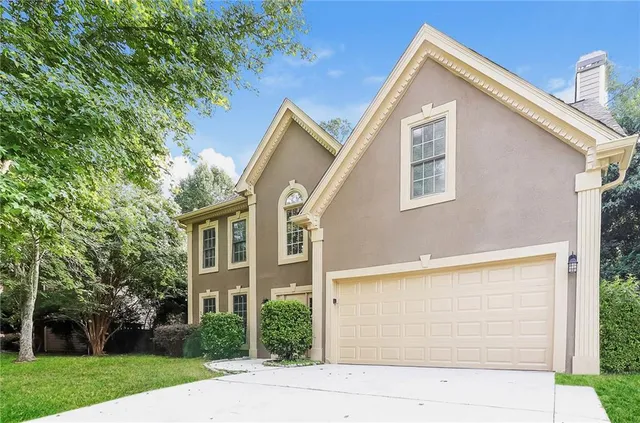a view of a house with a yard
