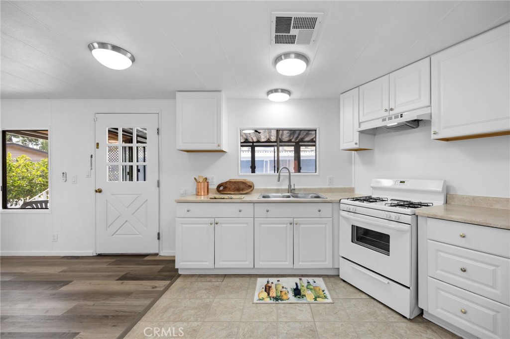 995 Pomona Road, Unit 88 Corona, CA 92882 - Photo 23 of 31 a kitchen with white cabinets and appliances