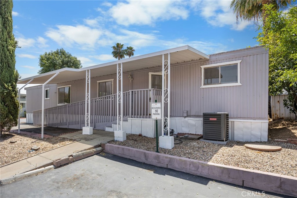 995 Pomona Road, Unit 88 Corona, CA 92882 - Photo 31 of 31 a front view of a house with garden