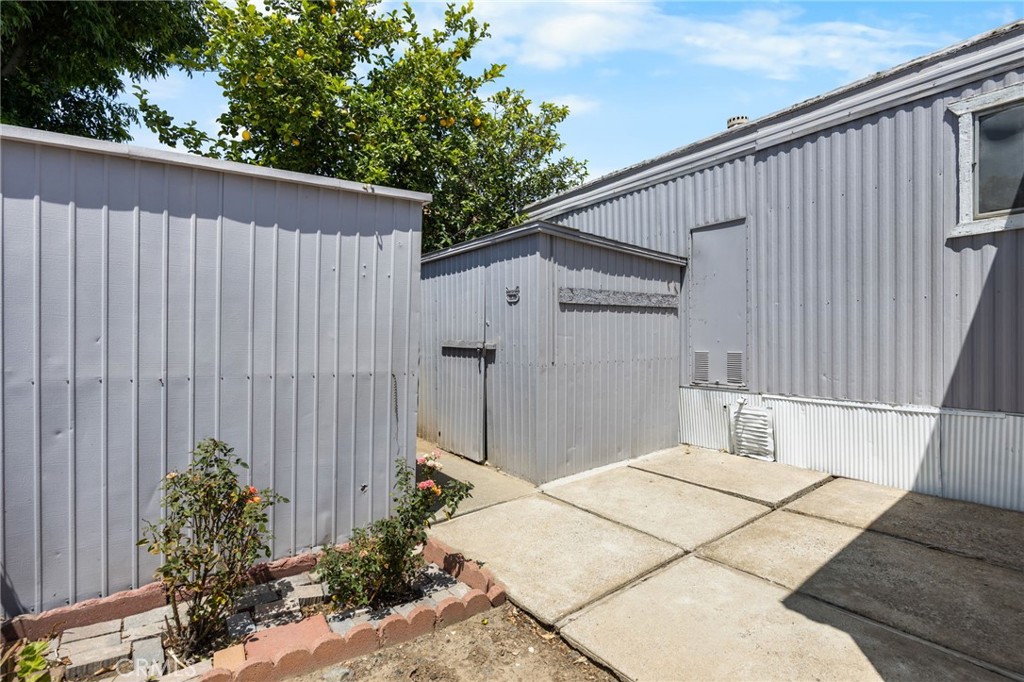 995 Pomona Road, Unit 88 Corona, CA 92882 - Photo 5 of 31 a backyard of a house