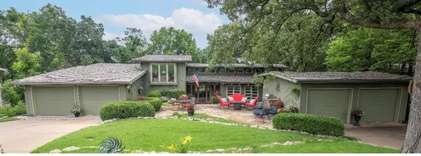 $1,650,000 | 254 Arapahoe Circle East, Lake Quivira, KS 66217