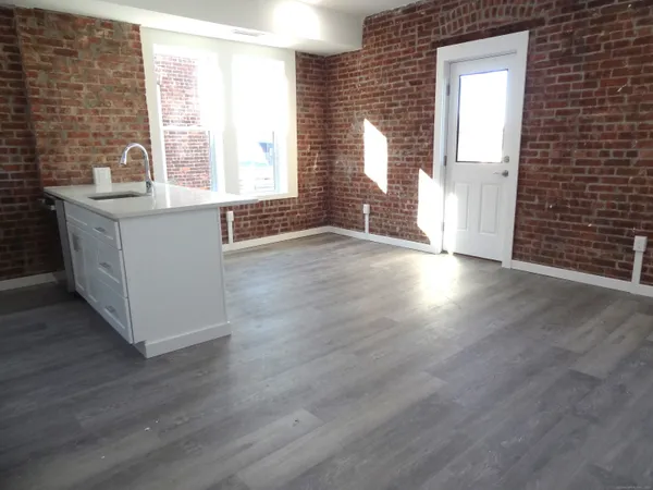 $1,895 | 2806 Fairfield Avenue, Unit 302, Bridgeport, CT 06605
