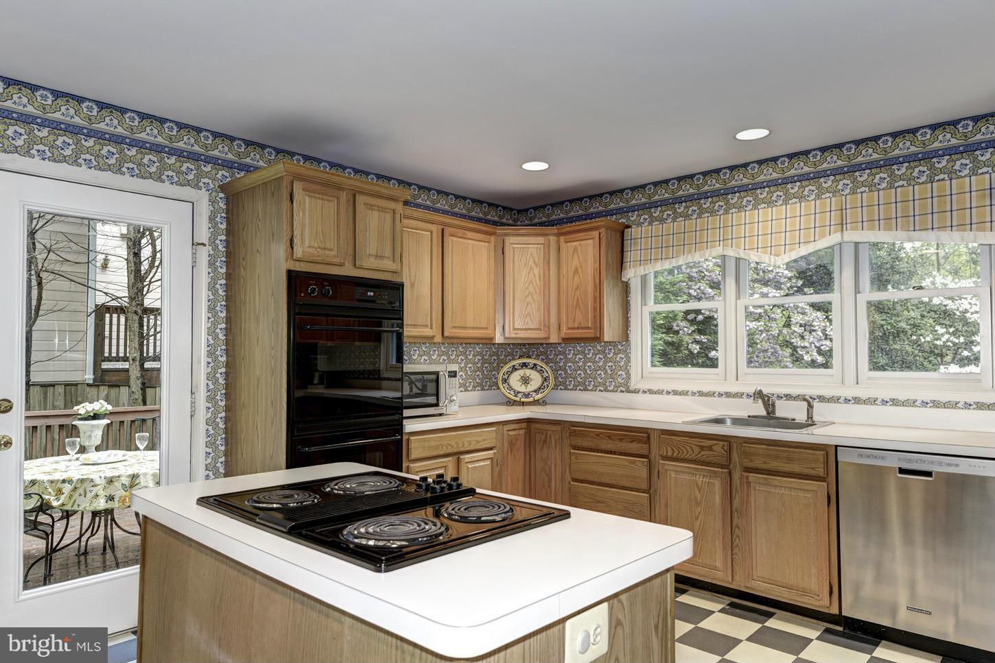 10007 Leafy Avenue Silver Spring, MD 20910 - Photo 12 of 28 Kitchen