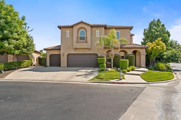 $975,000 | 1495 East Via Mirasol Lane, Fresno, CA 93730