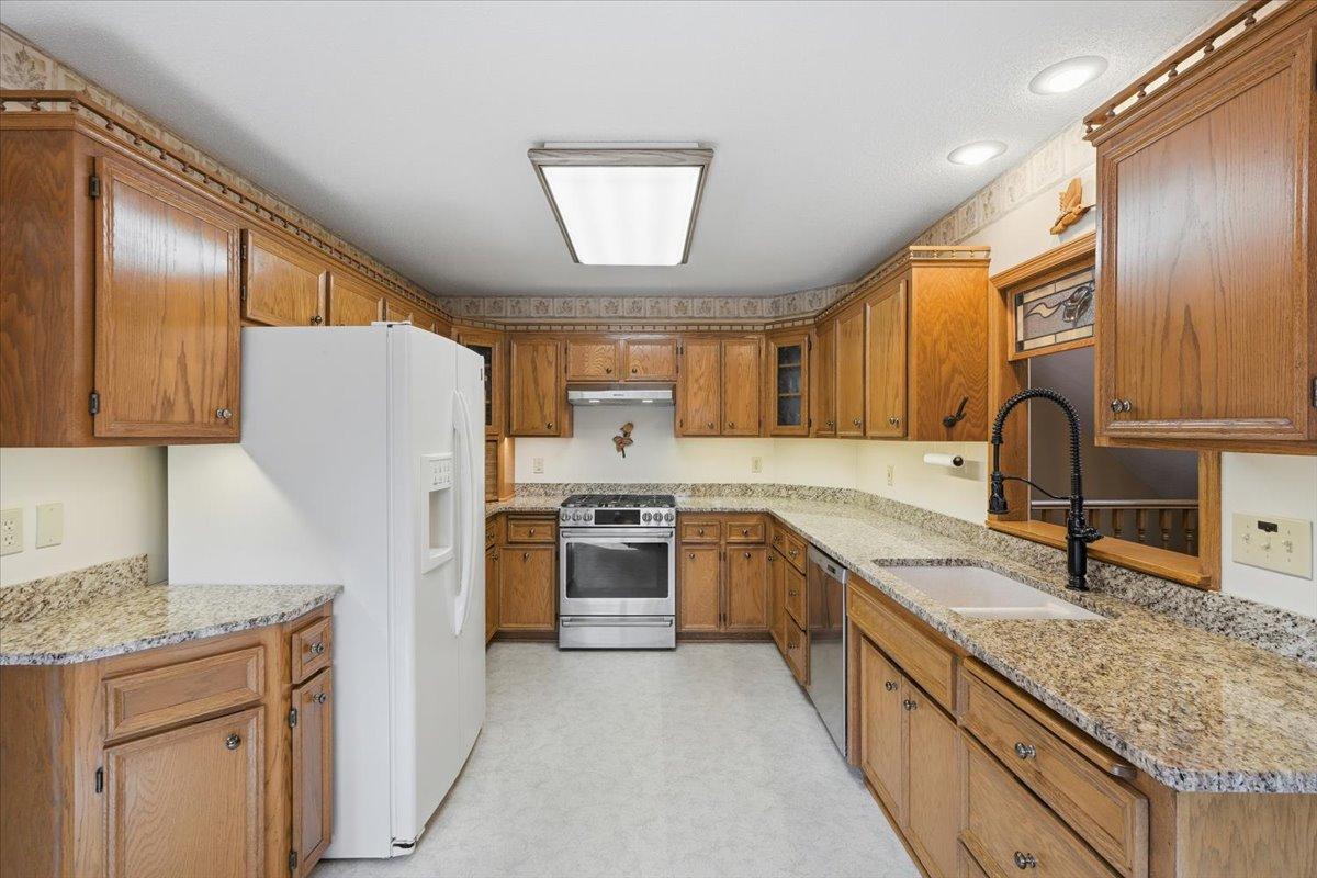 561 Deer Ridge Lane South Maplewood, MN 55119 - Photo 15 of 60