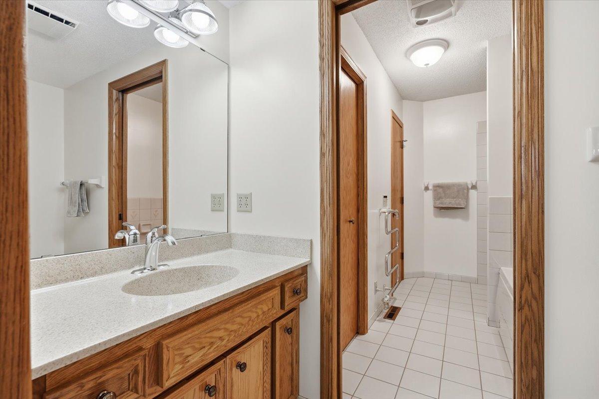 561 Deer Ridge Lane South Maplewood, MN 55119 - Photo 23 of 60