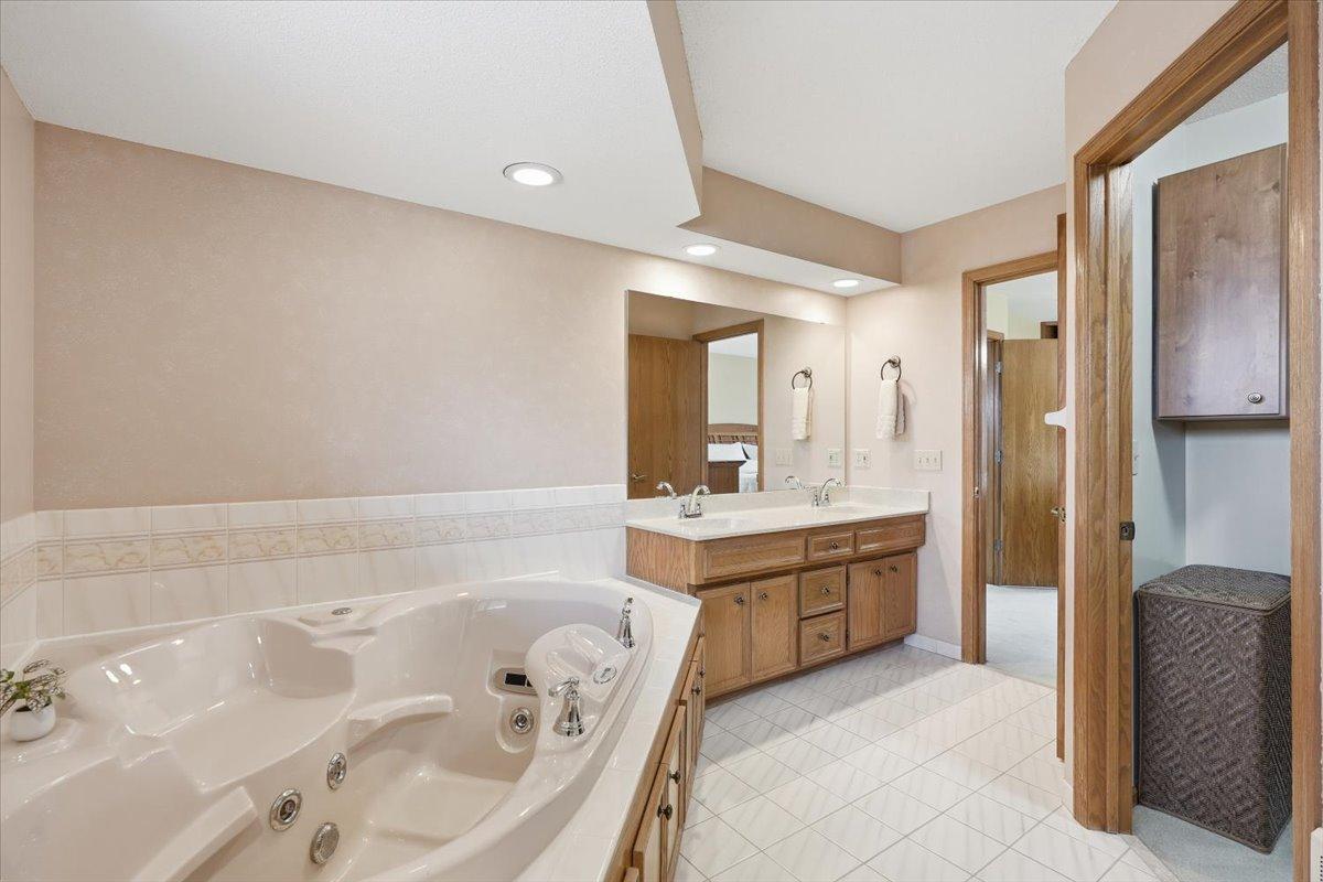 561 Deer Ridge Lane South Maplewood, MN 55119 - Photo 30 of 60