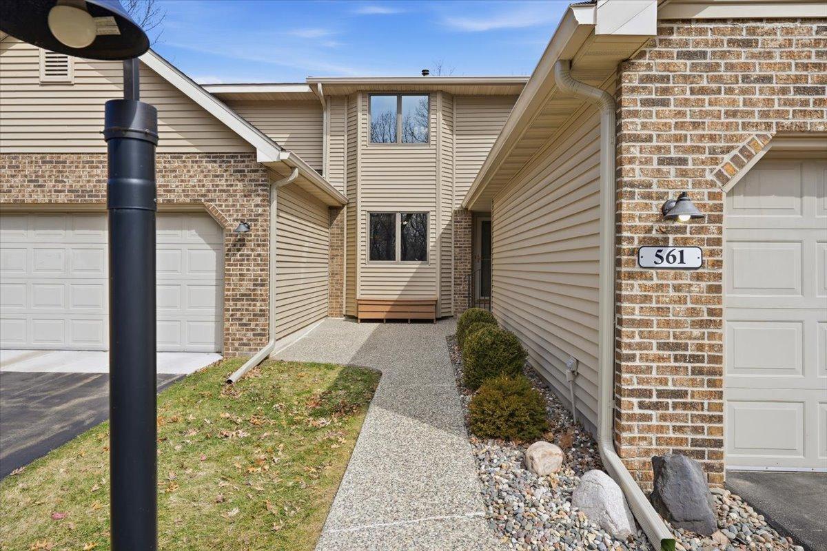561 Deer Ridge Lane South Maplewood, MN 55119 - Photo 3 of 60