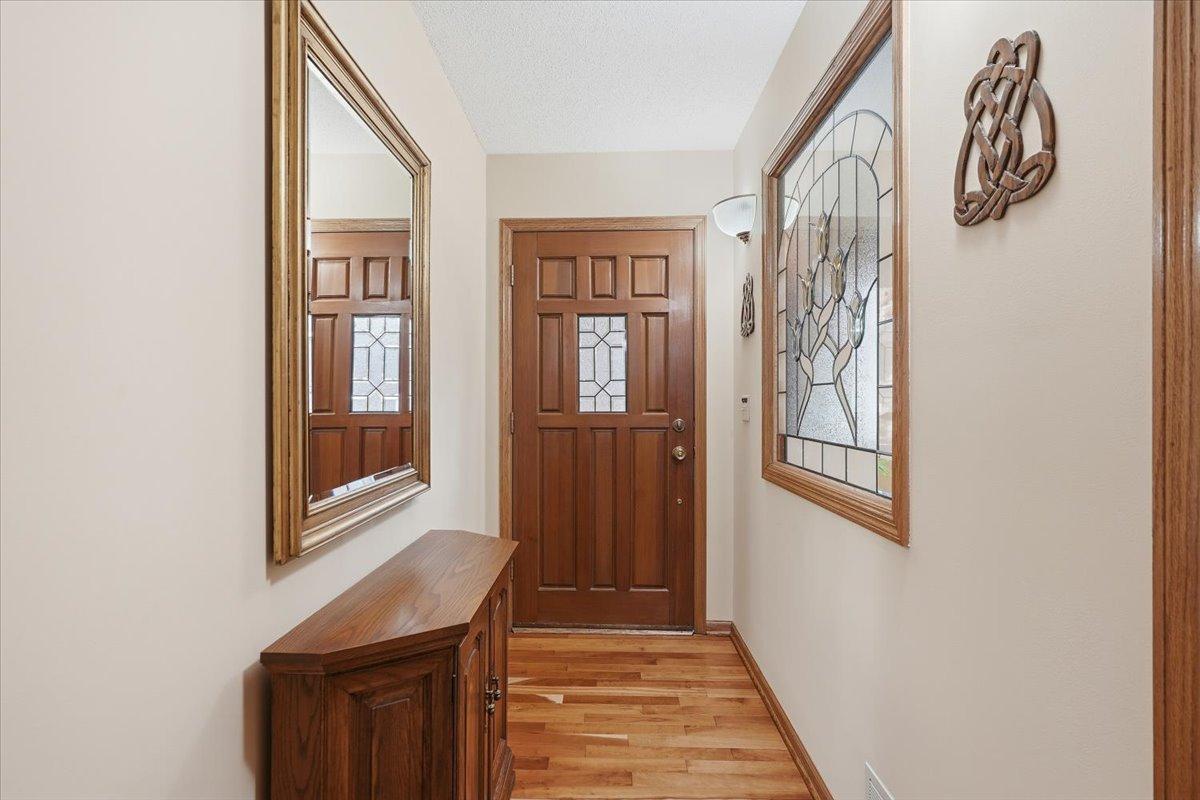 561 Deer Ridge Lane South Maplewood, MN 55119 - Photo 4 of 60