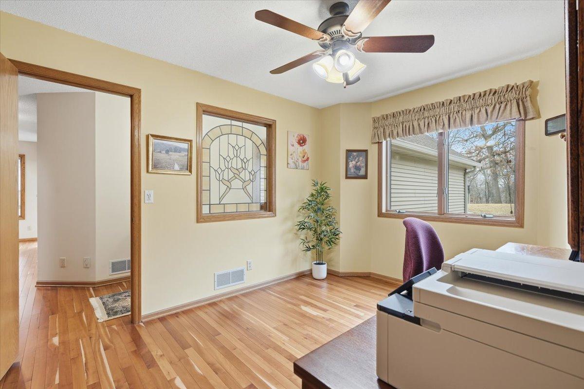 561 Deer Ridge Lane South Maplewood, MN 55119 - Photo 5 of 60