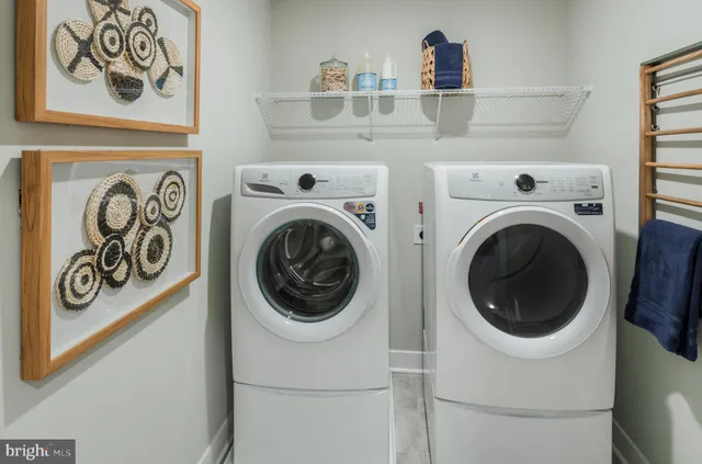 a close up view of a washer and dryer