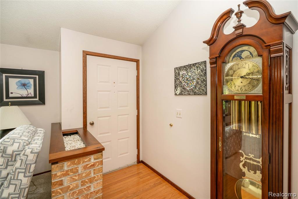 2725 Cooley Lake Road Highland, MI 48356 - Photo 10 of 63