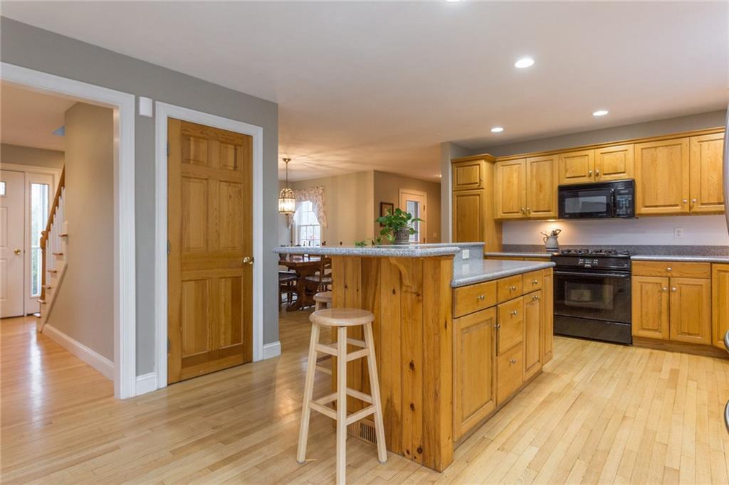23 Lynch Lane Kittery Point, ME 03905 - Photo 7 of 34 Kitchen
