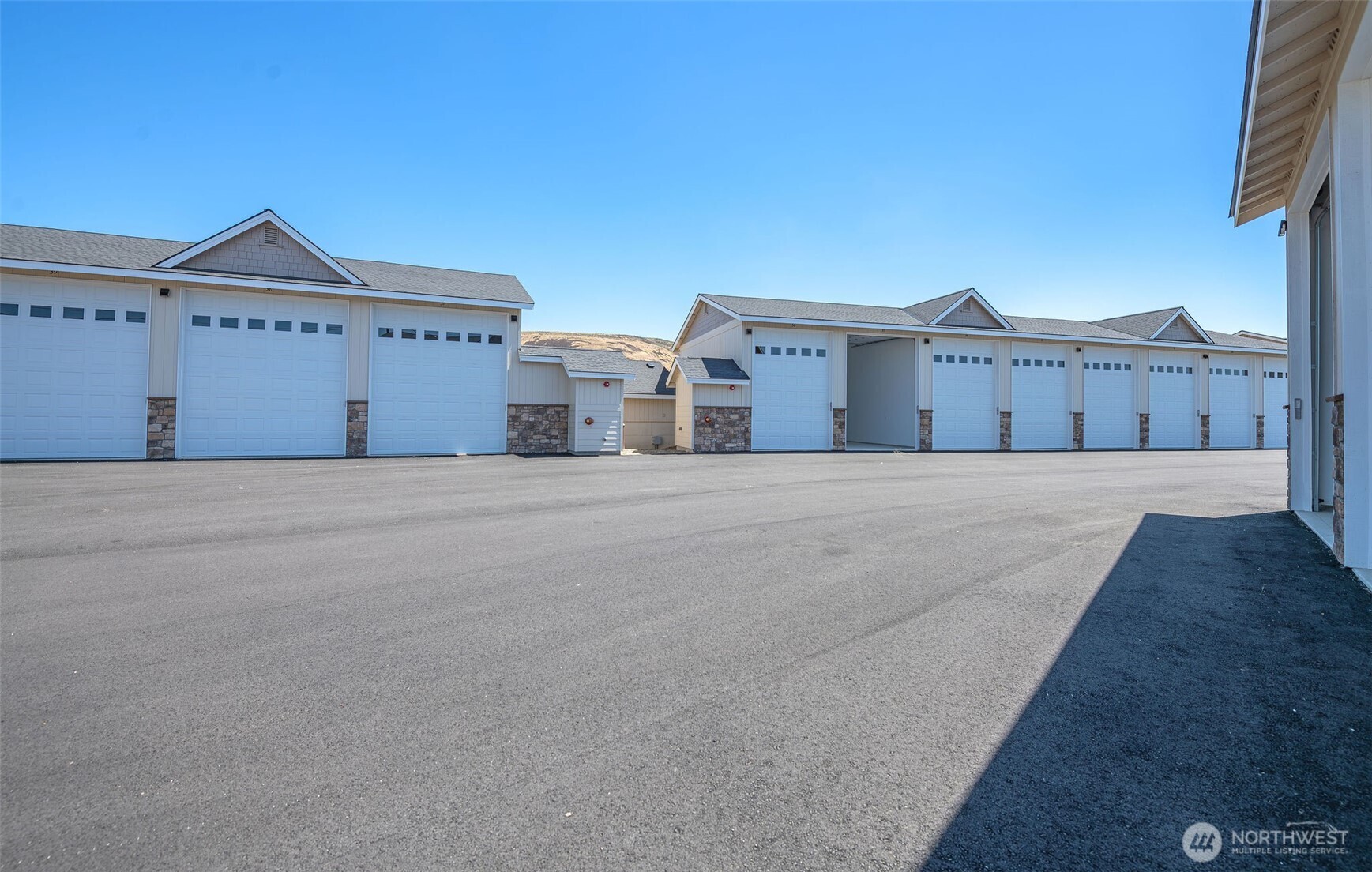 9967 Rd W 8 Northwest, Unit G41 Quincy, WA 98848 - Photo 9 of 27 a view of a house with a wooden fence