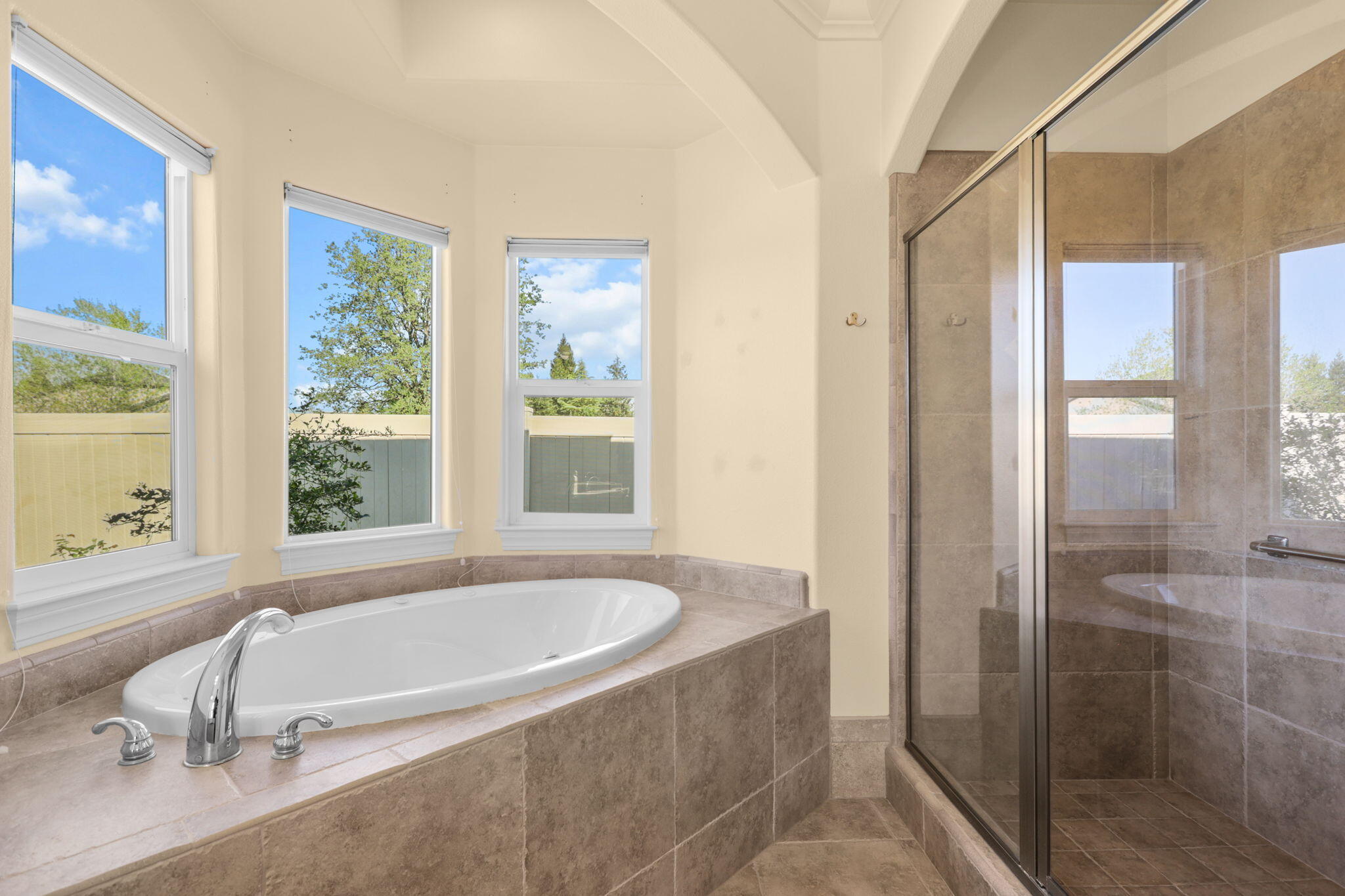 2110 Cadjew Street Redding, CA 96003 - Photo 16 of 61 Primary tub