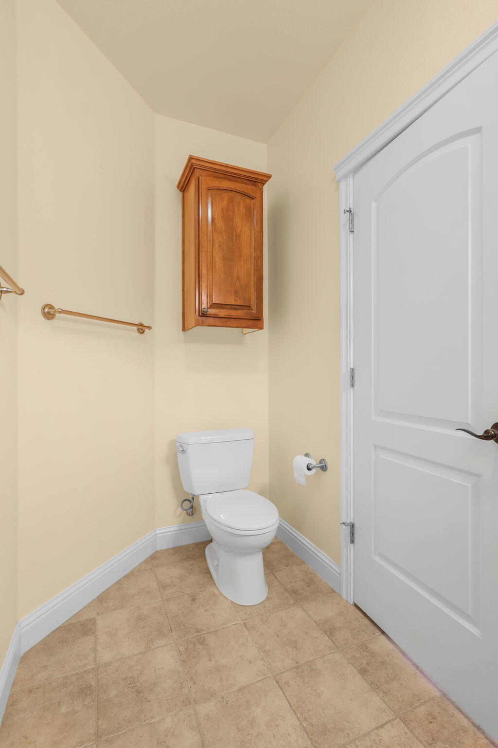 2110 Cadjew Street Redding, CA 96003 - Photo 29 of 61 Guest bath