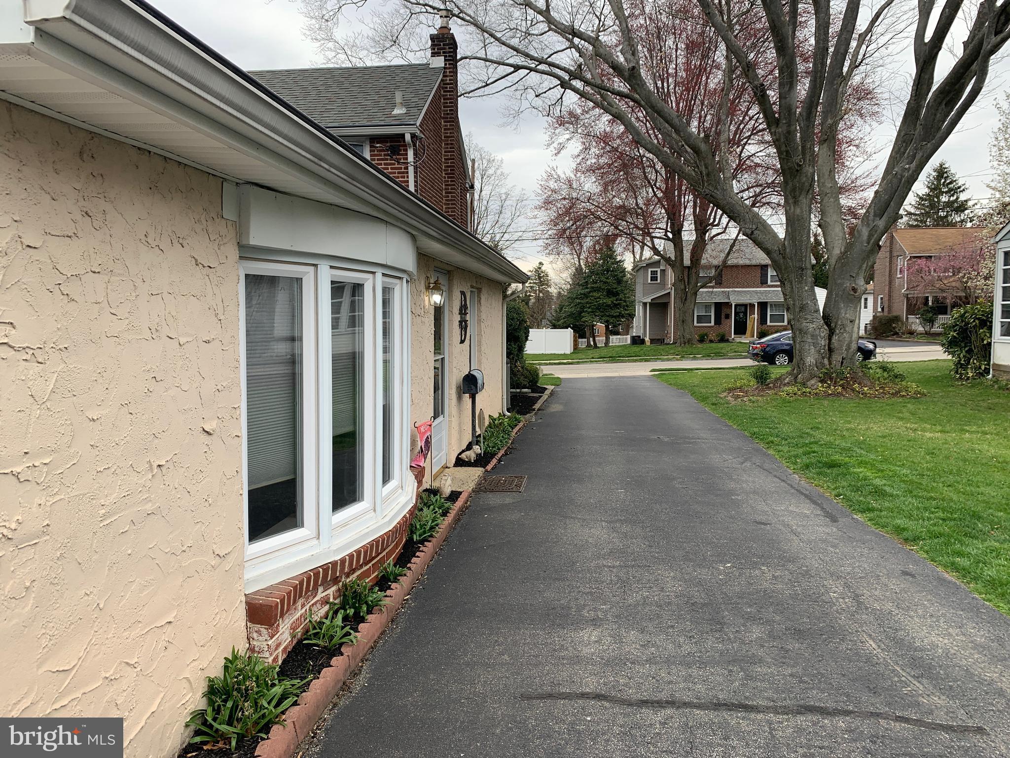 336 Hawarden Road Springfield, PA 19064 - Photo 51 of 65 Long Private Driveway