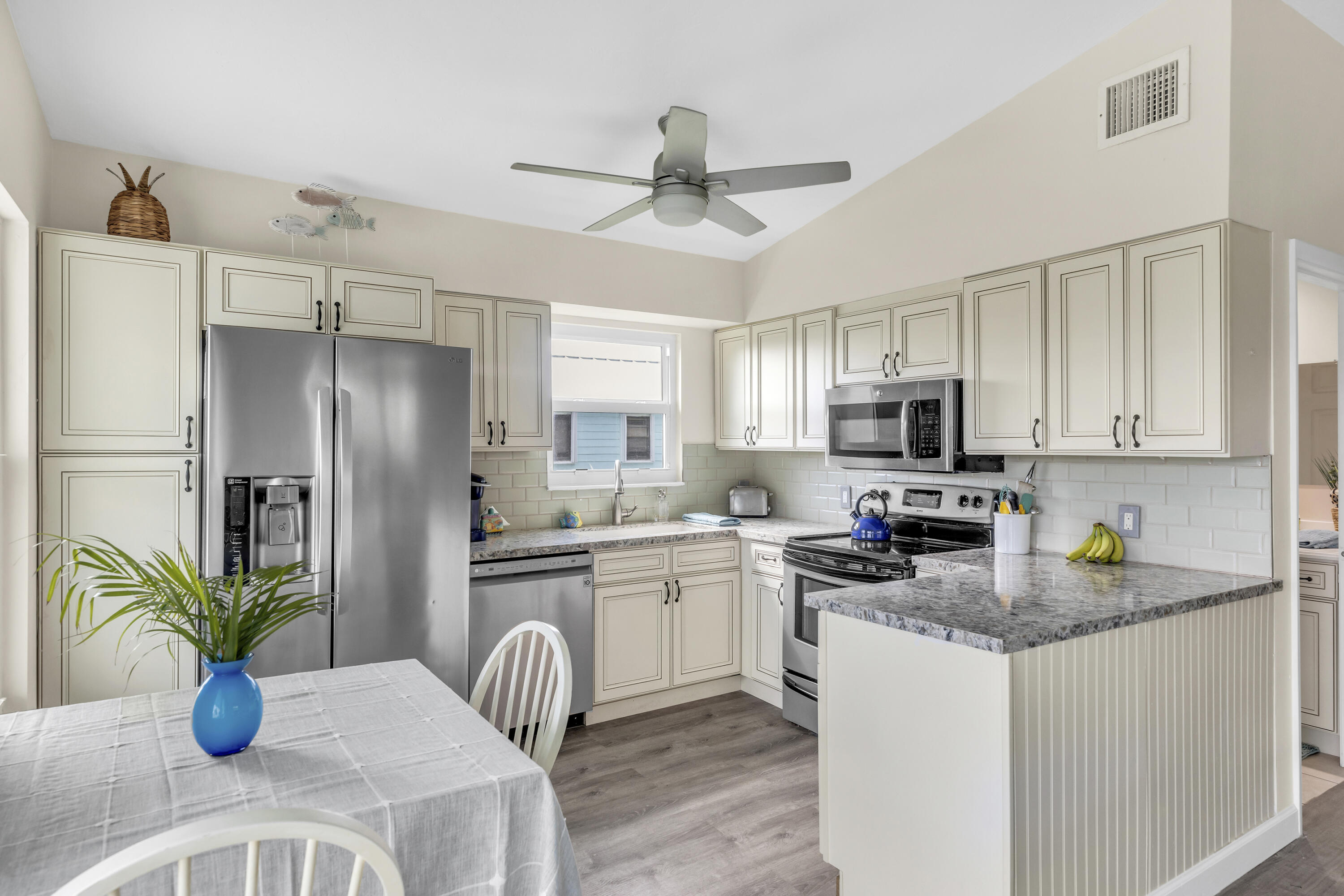 433 Indies Road Summerland Key, FL 33042 - Photo 7 of 44 Modern Kitchen