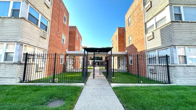$1,100 | 2409 West Balmoral Avenue, Unit 2D, Chicago, IL 60625