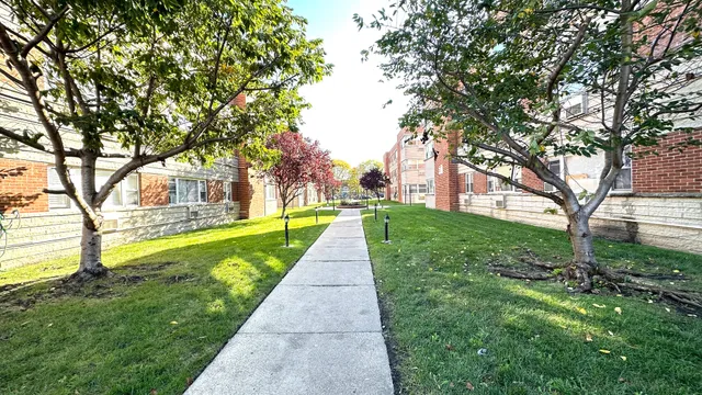 $1,100 | 2409 West Balmoral Avenue, Unit 2D, Chicago, IL 60625