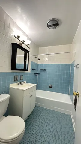 $1,100 | 2409 West Balmoral Avenue, Unit 2D, Chicago, IL 60625