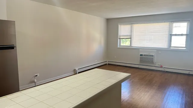 $1,100 | 2409 West Balmoral Avenue, Unit 2D, Chicago, IL 60625