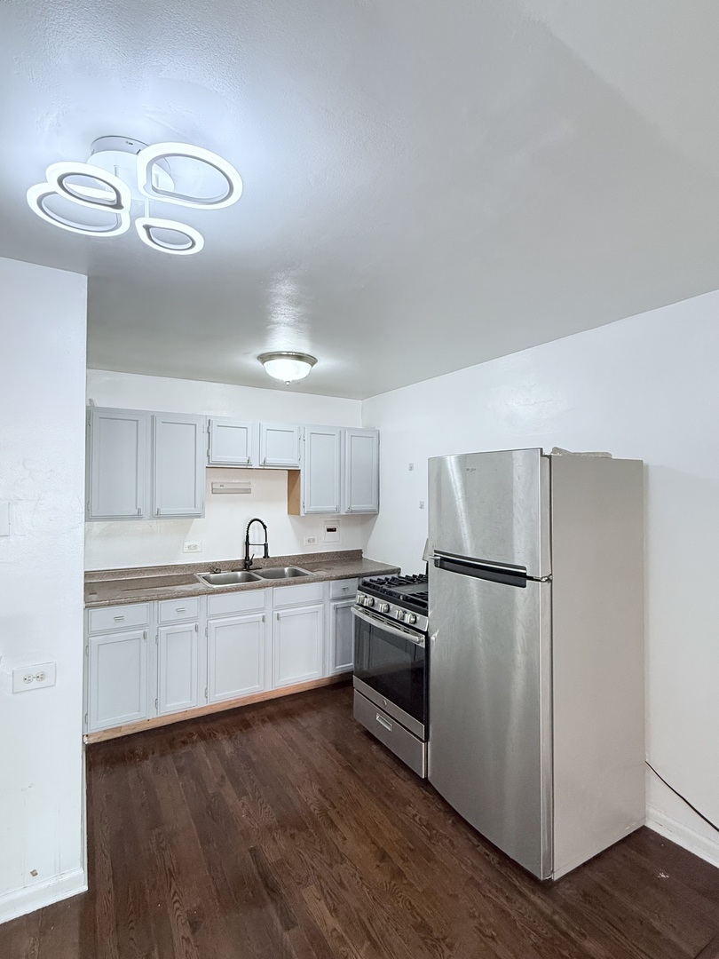 2409 West Balmoral Avenue, Unit 2D Chicago, IL 60625 - Photo 7 of 10