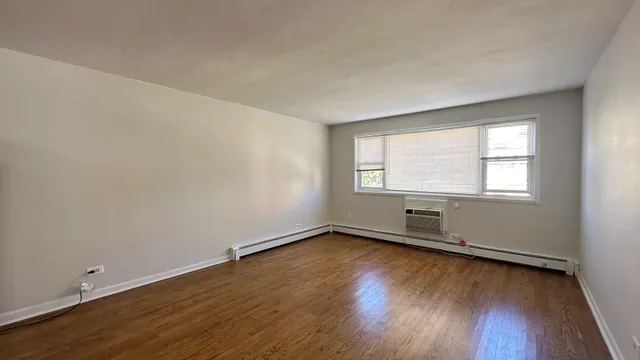 $1,100 | 2409 West Balmoral Avenue, Unit 2D, Chicago, IL 60625