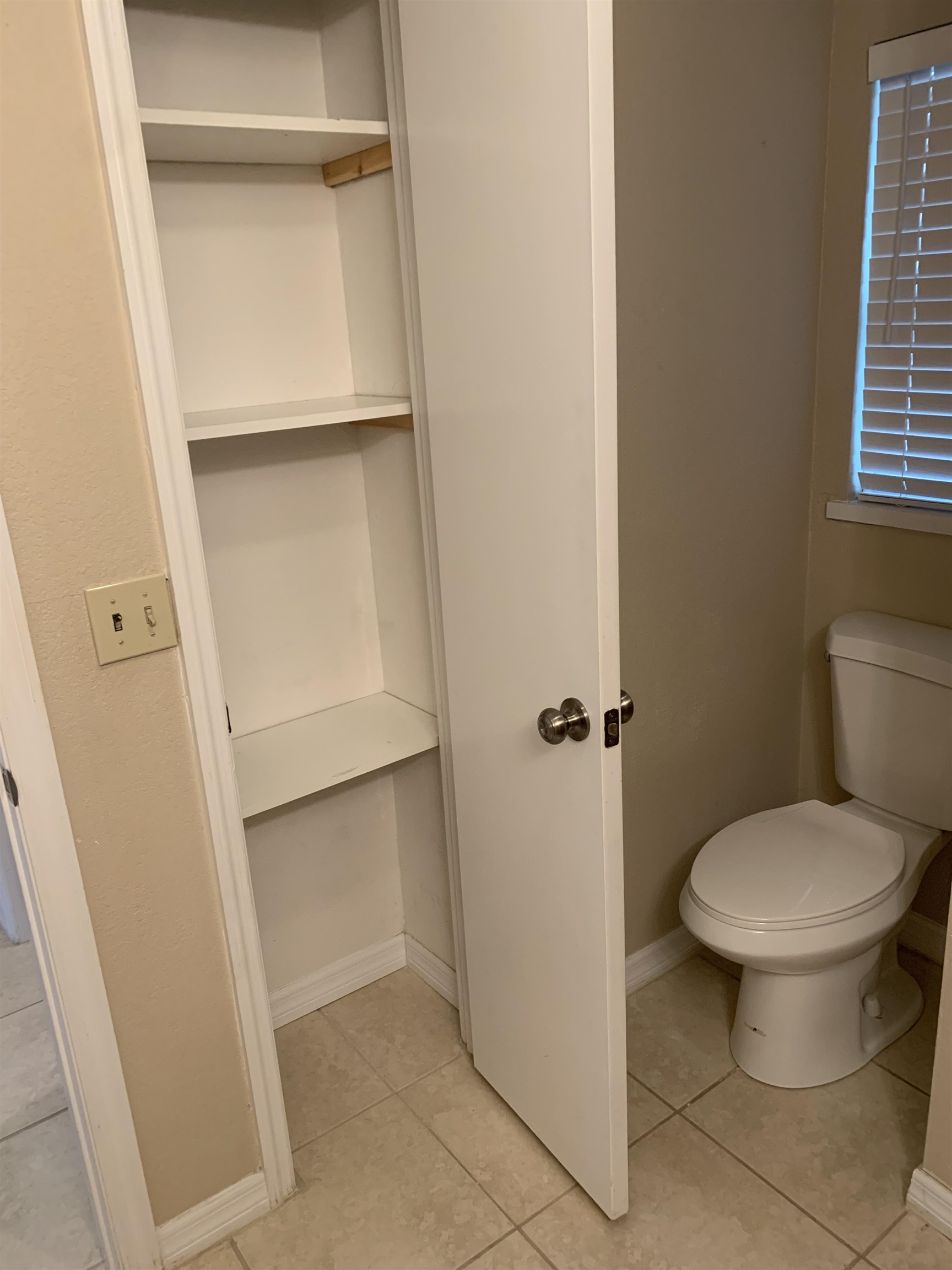 916 Palermo Road St. Augustine, FL 32086 - Photo 13 of 21 a bathroom with a toilet and a window