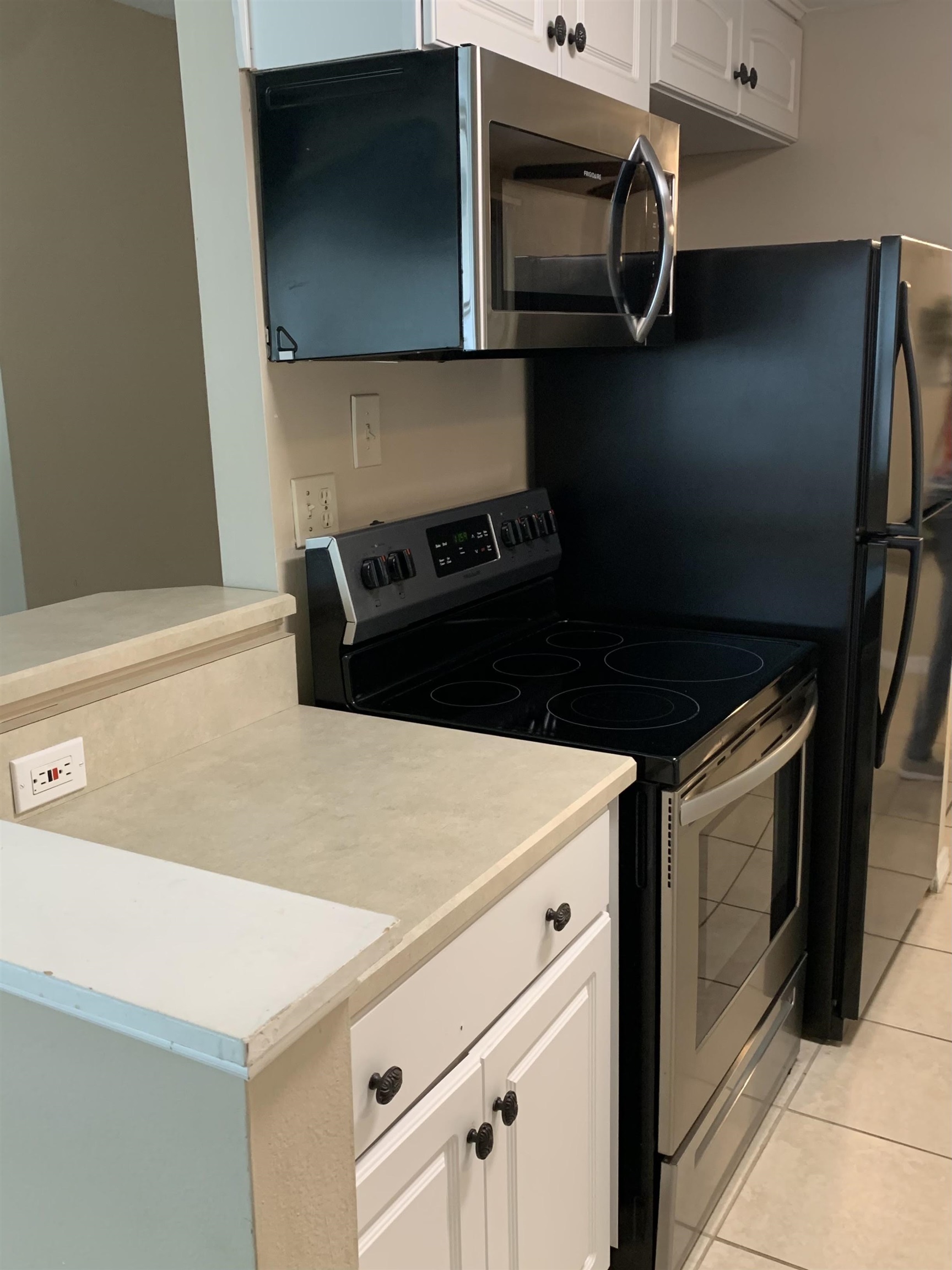 916 Palermo Road St. Augustine, FL 32086 - Photo 5 of 21 a close view of a stove and microwave