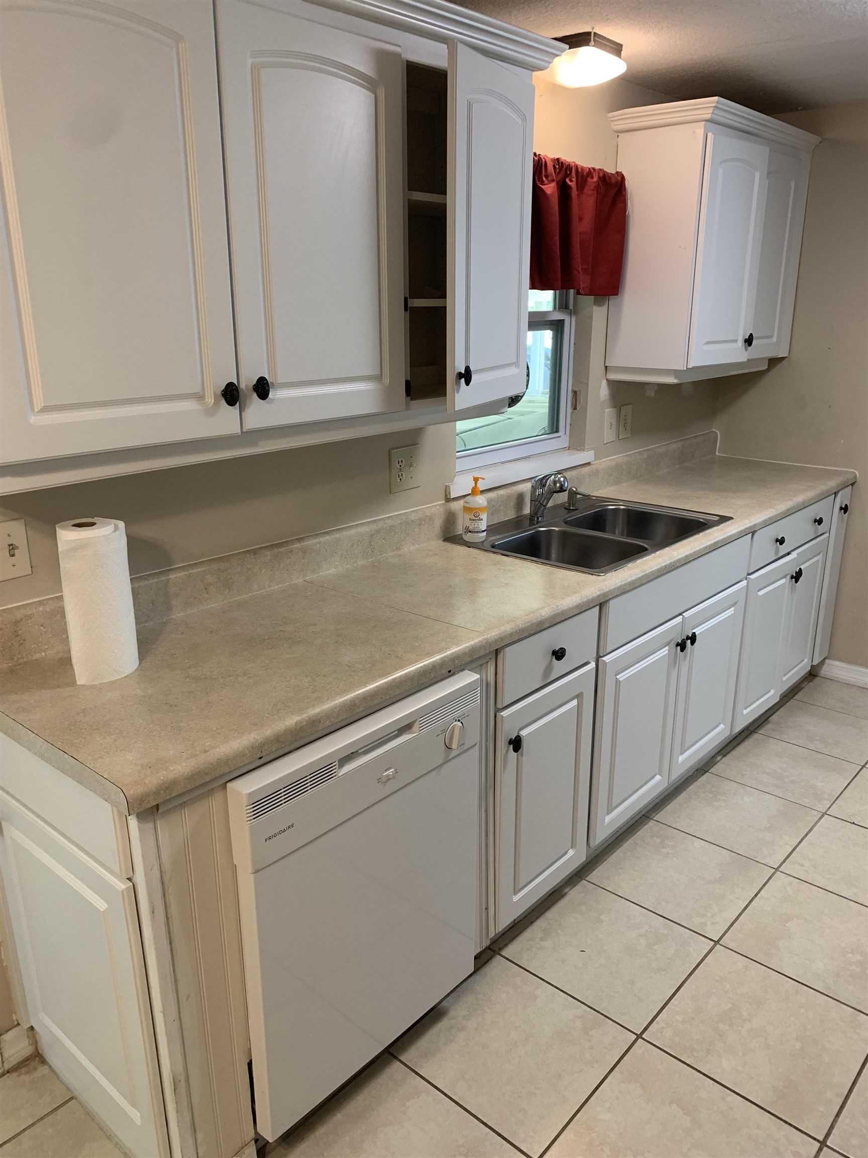 916 Palermo Road St. Augustine, FL 32086 - Photo 6 of 21 a kitchen with white cabinets and white appliances