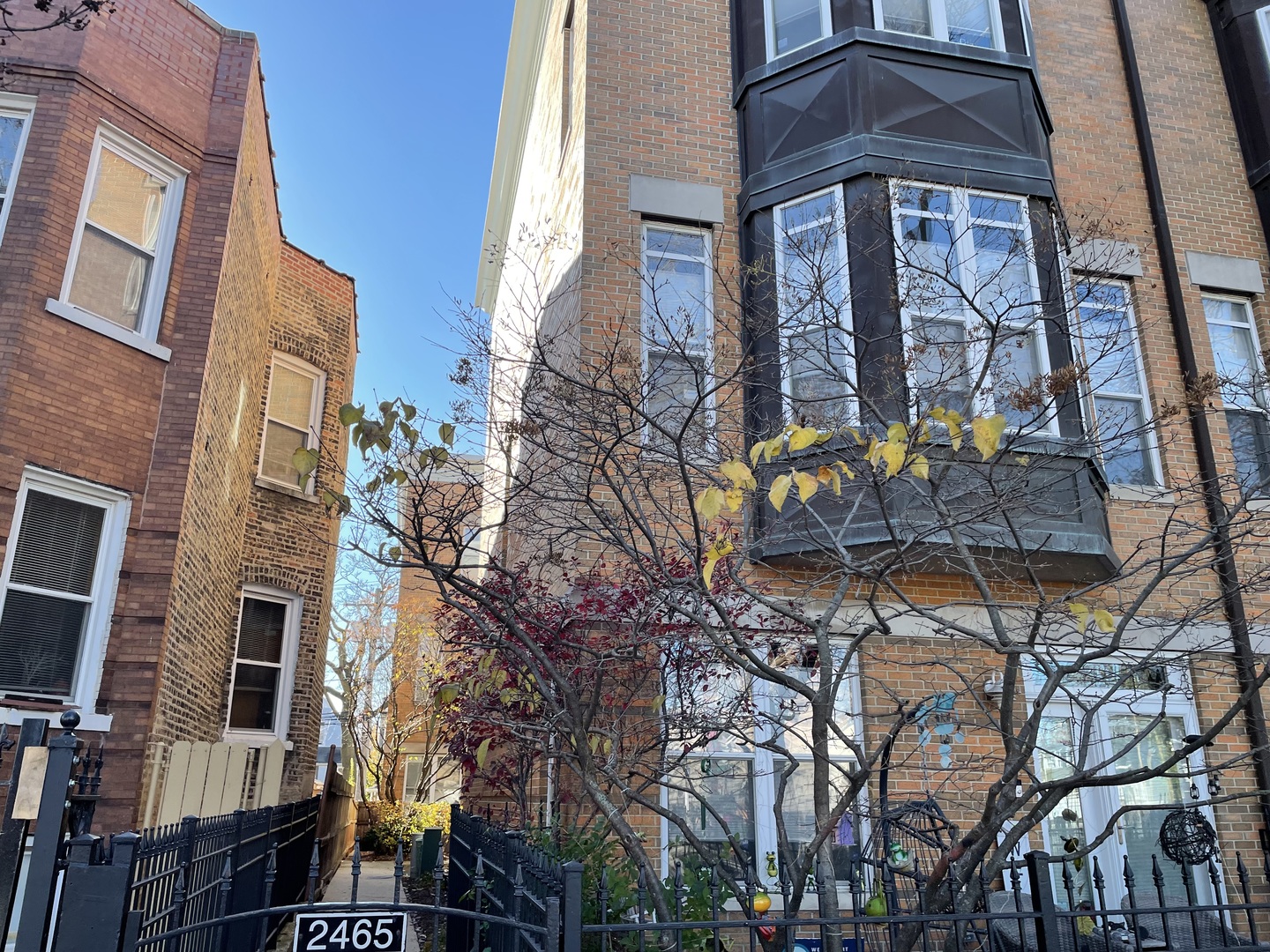 2467 West Montrose Ave  