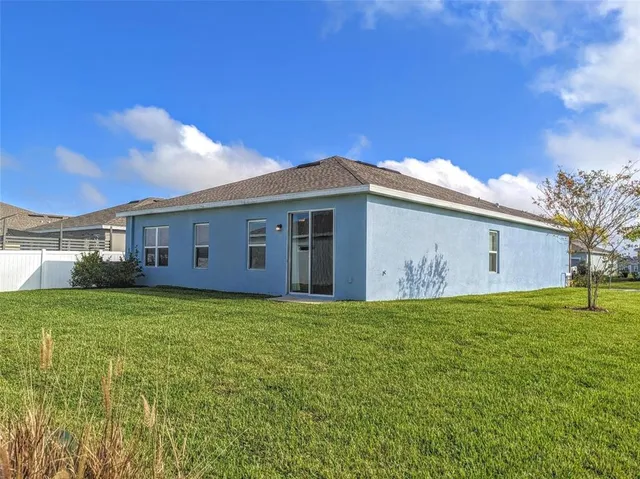 a view of a house with backyard and garden