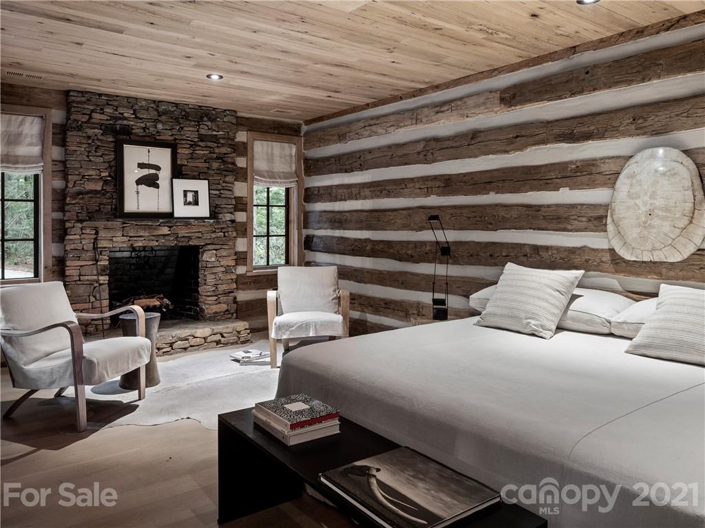 318 Summer Haven Lane Saluda, NC 28773 - Photo 16 of 40 a living room with furniture