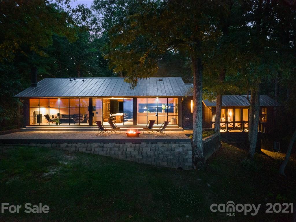 318 Summer Haven Lane Saluda, NC 28773 - Photo 32 of 40 a backyard of a house with table and chairs