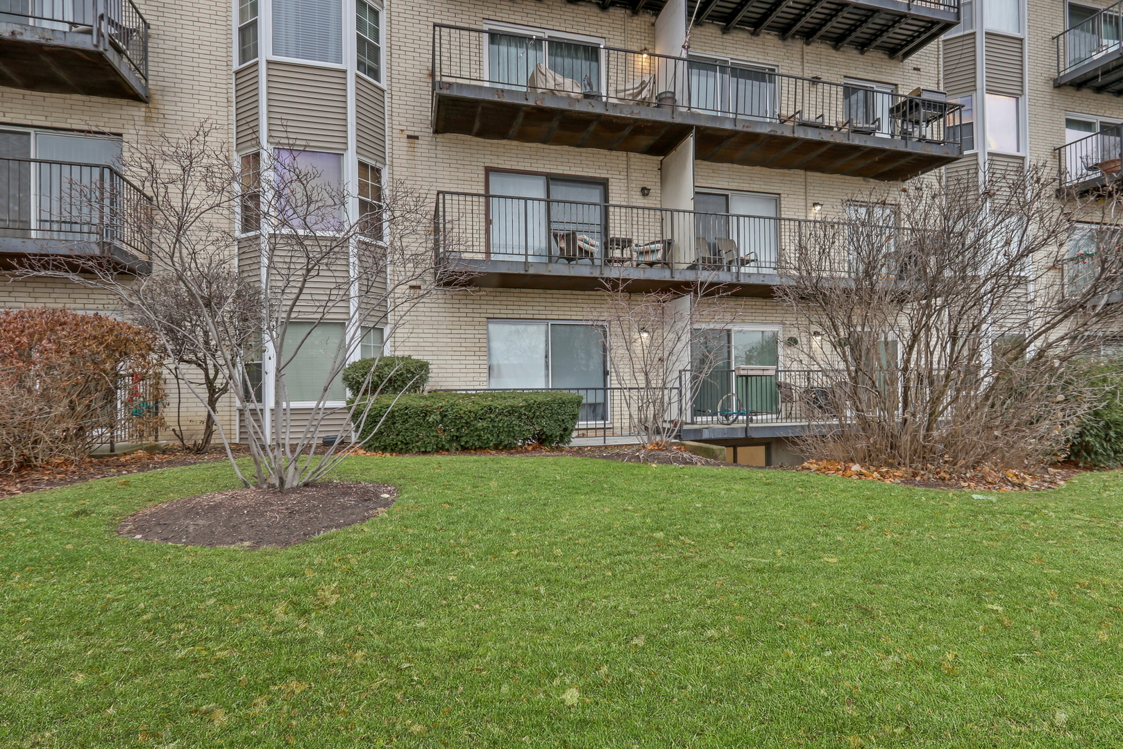 8620 Waukegan Road, Unit 107 Morton Grove, IL 60053 - Photo 17 of 18 a backyard of a house with lots of green space