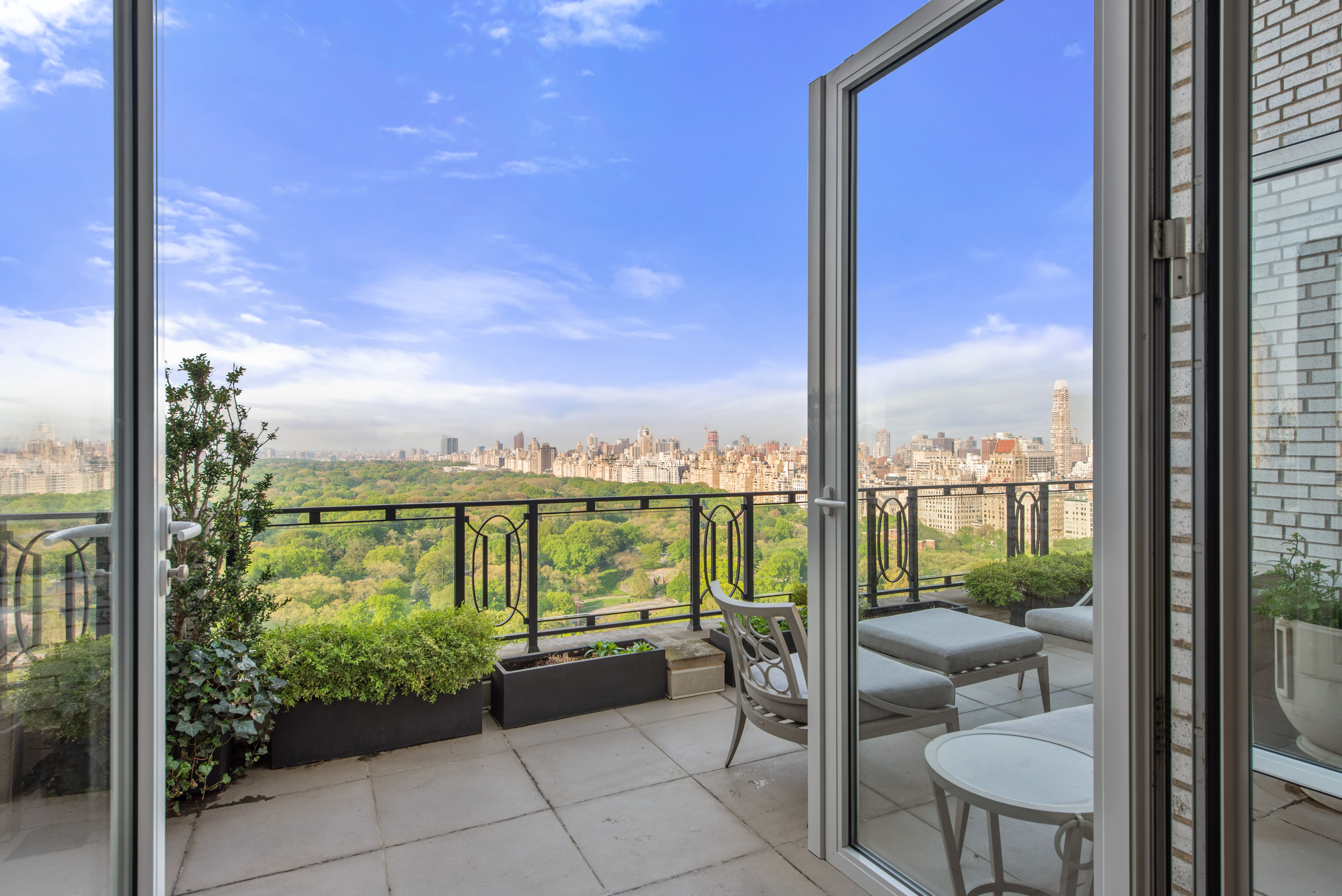 150 Central Park South, Unit 2501 Manhattan, NY 10019 - Photo 3 of 17